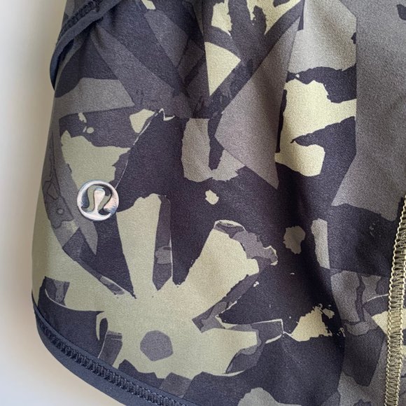 Lululemon Speed Short Pop Cut Fatigue Green/Black Size 6 or 8 (size missing) - Picture 7 of 9